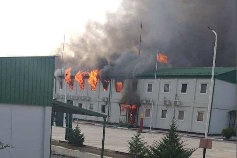 Một ngôi nhà ở biên giới bị cháy do trúng đạn pháo (Ảnh: Sohu). Một ngôi nhà ở biên giới bị cháy do trúng đạn pháo (Ảnh: Sohu).