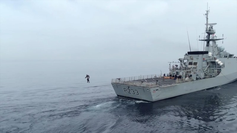 Rời tàu quay về xuồng (Ảnh: Hk01). Rời tàu quay về xuồng (Ảnh: Hk01).