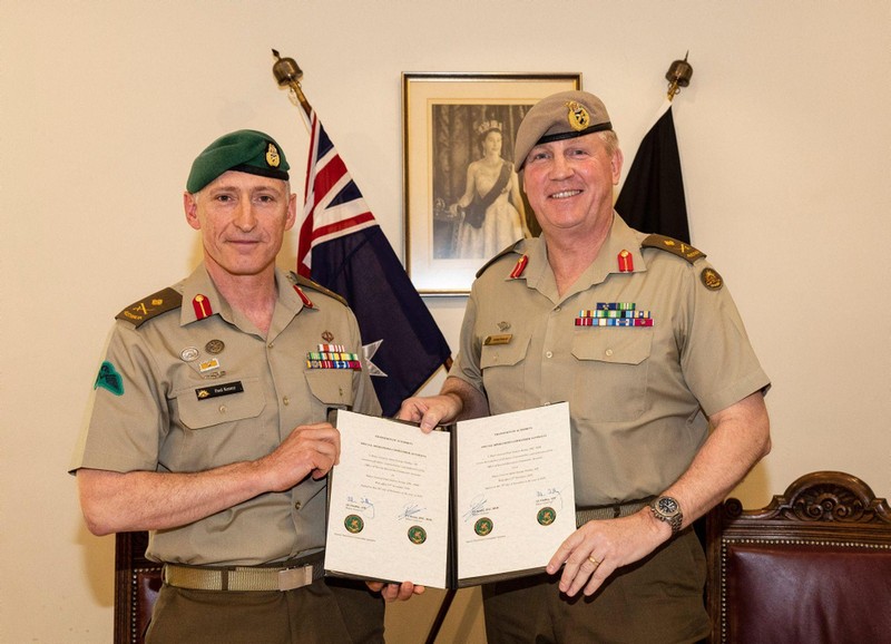 Ông Adam Findlay (phải) bàn giao chức vụ Tư lệnh lực lượng Đặc nhiệm cho tướng Paul Kenny hôm 26/11/2020 (Ảnh:Twitter@AustralianArmy).