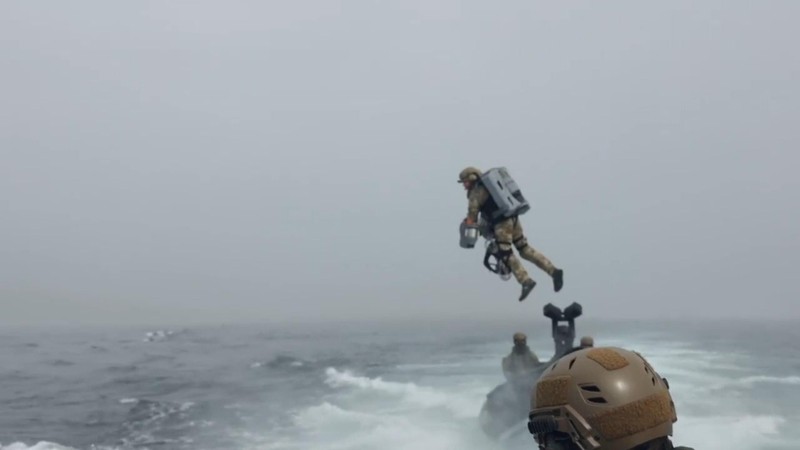 Người lính rời xuồng cao tốc (Ảnh: Hk01). Người lính rời xuồng cao tốc (Ảnh: Hk01).