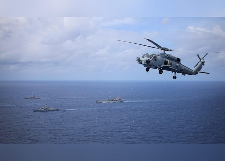 Trực thăng và tàu Australia diễn tập phối hợp trên Biển Đông (Ảnh: Đông Phương). Trực thăng và tàu Australia diễn tập phối hợp trên Biển Đông (Ảnh: Đông Phương).