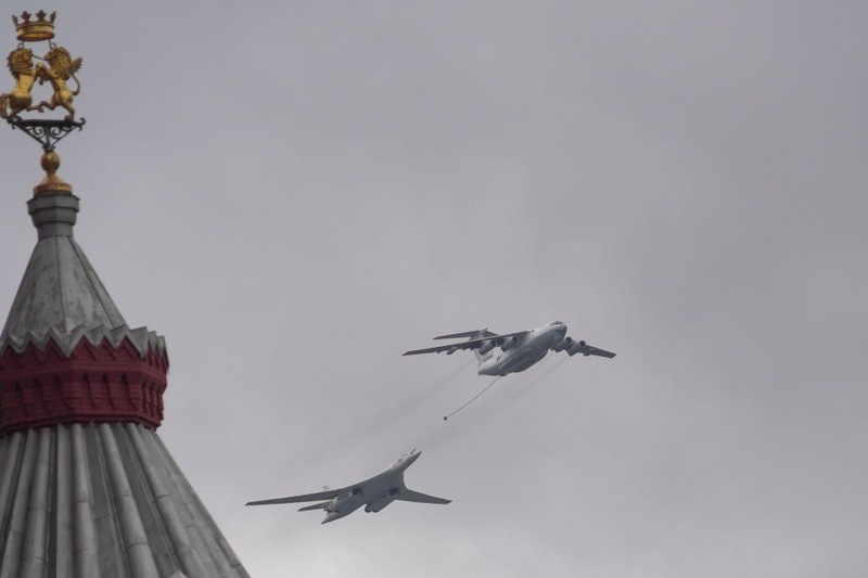 Máy bay vận tải IL-78 mô phỏng tiếp dầu trên không cho máy bay ném bom chiến lược Tu-160 (Ảnh: Tân Hoa xã).