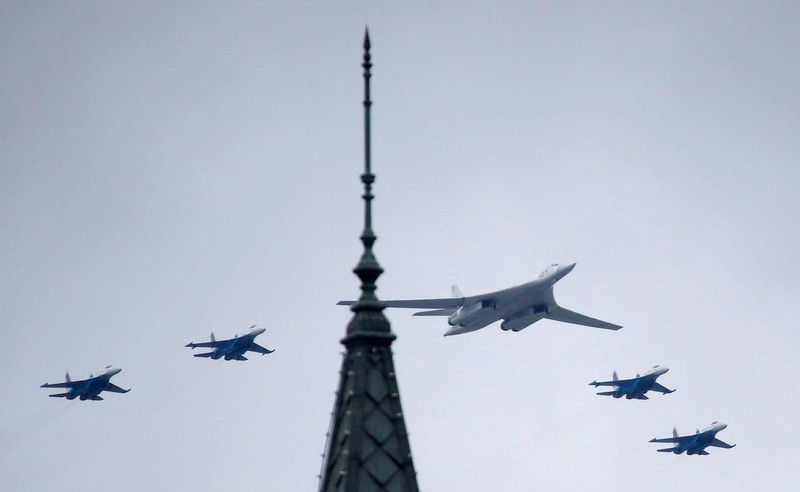 Biên đội 4 chiếc Su-35 hộ tống máy bay ném bom chiến lược Tu-160 (Ảnh: Reuters)