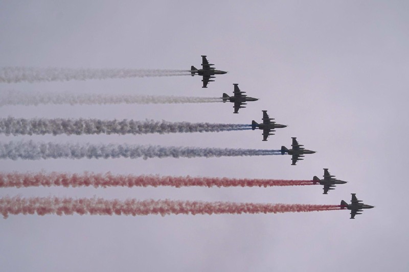 Các bb cường kích Su-25 thả khói vẽ màu quốc kỳ Nga trên bầu trời. (Ảnh: Tân Hoa xã)