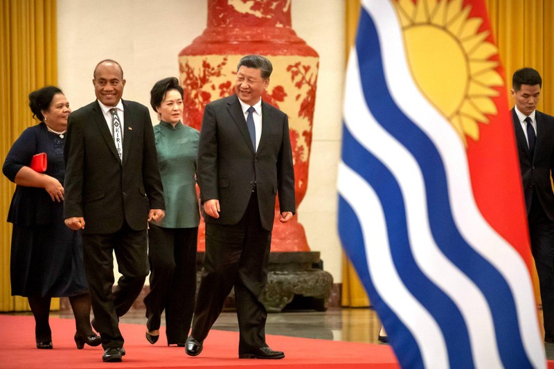 Vợ chồng Chủ tịch Trung Quốc Tập Cận Bình đón vợ chồng Tổng thống Kiribati Taneti Maamau thăm Trung Quốc tháng 1/2020 (Ảnh: AP). Vợ chồng Chủ tịch Trung Quốc Tập Cận Bình đón vợ chồng Tổng thống Kiribati Taneti Maamau thăm Trung Quốc tháng 1/2020 (Ảnh: AP).