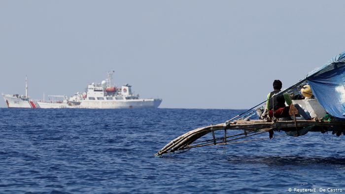 Tàu Hải cảnh Trung Quốc ngăn cản ngư dân Philippines tới vùng biển gần Scaborough đánh bắt (Ảnh: Reuters).