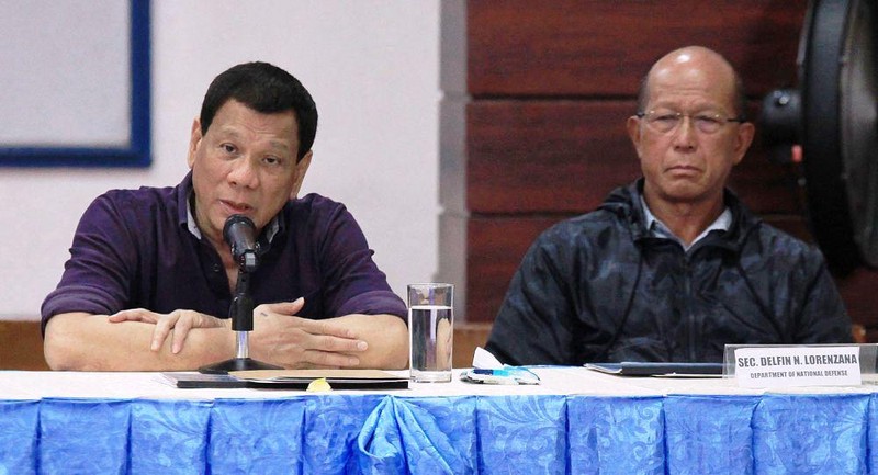 Tổng thống Philippines Duterte và Bộ trưởng Quốc phòng Lorenzana (Ảnh: AFP).