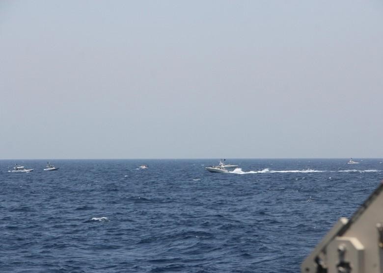 Các tàu Iran đuổi theo tàu Mỹ (Ảnh: Đông Phương). Các tàu Iran đuổi theo tàu Mỹ (Ảnh: Đông Phương).