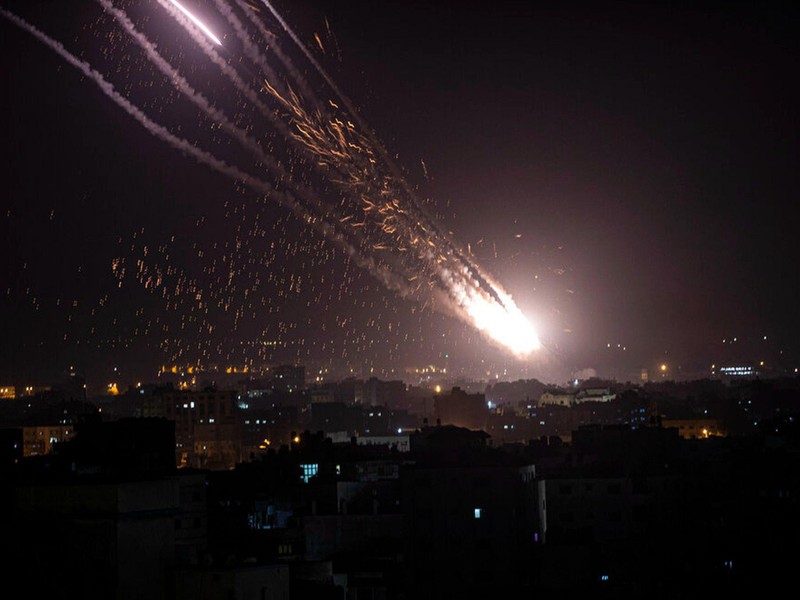 Tên lửa của Hamas phóng từ dải Gaza đêm 11.5 (Ảnh: Reuters). Tên lửa của Hamas phóng từ dải Gaza đêm 11.5 (Ảnh: Reuters).