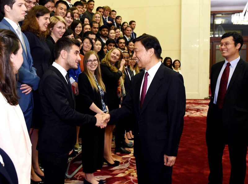 Ông Lý Nguyên Triều, nguyên Trưởng Ban Tổ chức Trung ương, người khởi xướng “Kế hoạch ngàn người” tiếp các nhà khoa học (Ảnh: Tân Hoa xã).