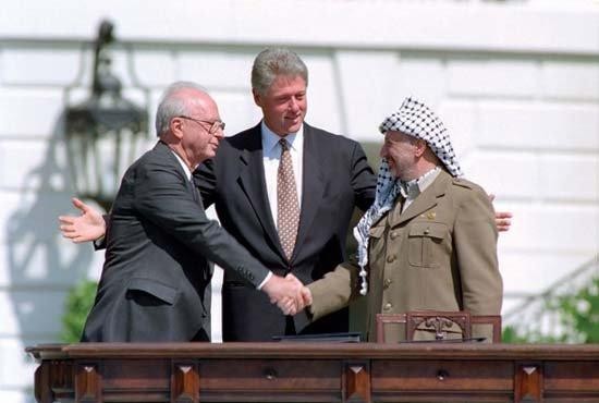 Tổng thống Mỹ Bill Clinton và các ông Rabin (trái), Arafat (phải) sau khi ký Hiệp ước hòa bình Oslo năm 1993 (Ảnh: britannica).