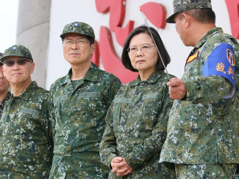 Bà Thái Anh Văn đến thị sát quân đội ở căn cứ Hồ Khẩu, Tân trúc (Ảnh: Dwnews).