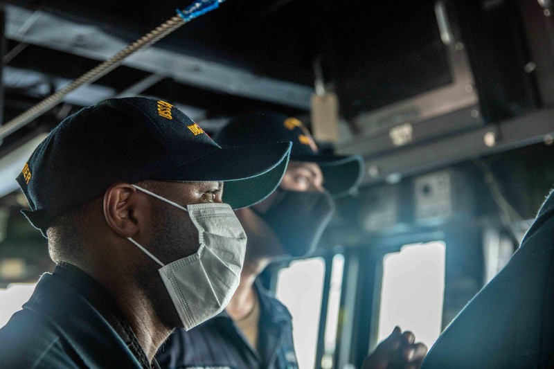 Binh sĩ trên tàu USS Curtis Wilbur (DDG-54) quan sát trên biển (Ảnh: HĐ7).