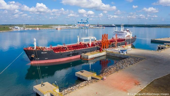 Cảng Hambantota của Sri Lanka cho Trung Quốc thuê 99 năm kể từ năm 2017 được cho là gán nợ (Ảnh: Deutsche Welle). Cảng Hambantota của Sri Lanka cho Trung Quốc thuê 99 năm kể từ năm 2017 được cho là gán nợ (Ảnh: Deutsche Welle).