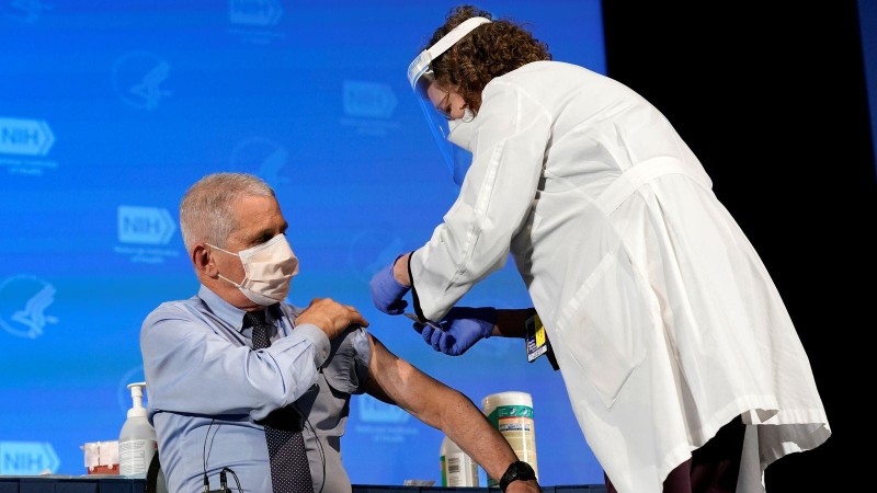 Viện trưởng Fauci tiêm phòng COVID-19 ngày 22/12/2020 tại Maryland (Ảnh: AP). Viện trưởng Fauci tiêm phòng COVID-19 ngày 22/12/2020 tại Maryland (Ảnh: AP).