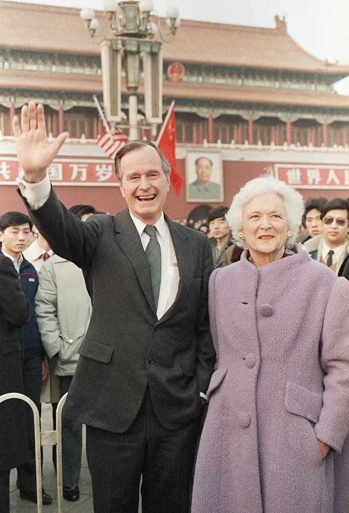 Vợ chồng cố Tổng thống George H.W. Bush thăm Thiên An Môn khi còn sống (Ảnh: AP).