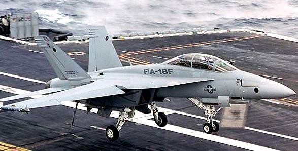 Máy bay chiến đấu F/A-18F &quot;Super Hornet&quot; cất, hạ cánh trên tàu sân bay (Ảnh: US Navy).