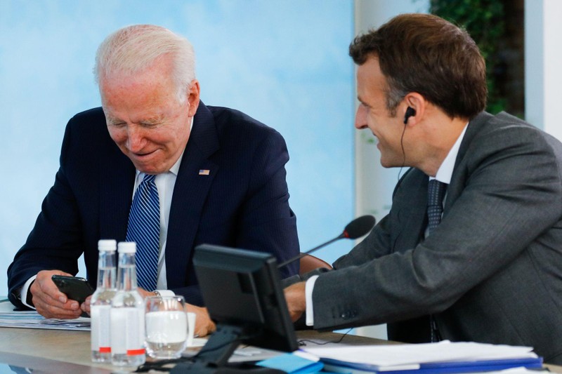 Tổng thống Mỹ Joe Biden và Thủ tướng Pháp Macron vui vẻ trao đổi trong thời gian diễn ra hội nghị (Ảnh: Reuters).