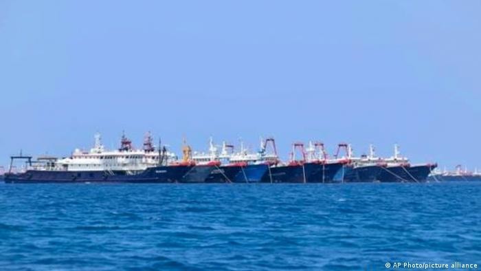 Việc Trung Quốc đưa nhiều tàu dân quân biển tới neo đậu tại các khu vực tranh chấp khiến quan hệ Trung Quốc - Philippines ngày thêm căng thẳng (Ảnh: AP). Việc Trung Quốc đưa nhiều tàu dân quân biển tới neo đậu tại các khu vực tranh chấp khiến quan hệ Trung Quốc - Philippines ngày thêm căng thẳng (Ảnh: AP).