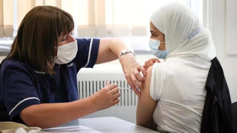 Tiêm vaccine ngừa COVID-19 là cách tự bảo vệ bản thân và cộng đồng tốt nhất trước đại dịch (Ảnh: WHO). Tiêm vaccine ngừa COVID-19 là cách tự bảo vệ bản thân và cộng đồng tốt nhất trước đại dịch (Ảnh: WHO).