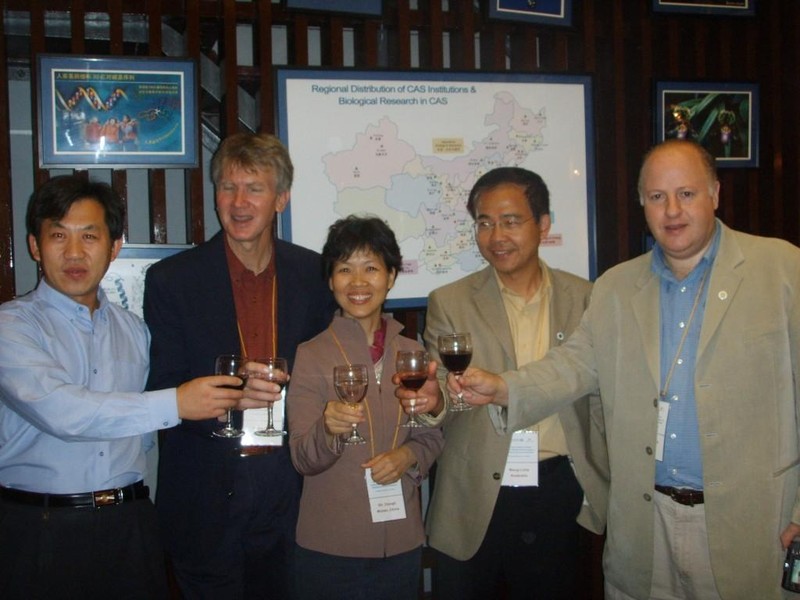 Ông Peter Daszak (phải) cùng Thạch Chính Lệ và các đông nghiệp Mỹ, Trung Quốc trong một bữa tiệc (Ảnh: chinatimes).