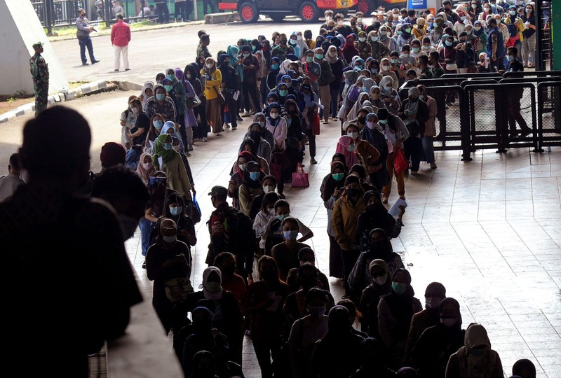 Cảnh hàng dài người chờ được tiêm vaccine của Trung Quốc tại một sân vận động bóng đá ở Bandung, Tây Java, ngày 17/6 (AP). Cảnh hàng dài người chờ được tiêm vaccine của Trung Quốc tại một sân vận động bóng đá ở Bandung, Tây Java, ngày 17/6 (AP).