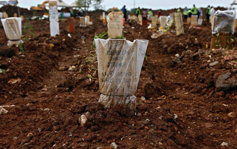 Một số lượng lớn bia mộ được phủ nhựa trong một nghĩa trang do chính quyền địa phương ở Jakarta dành cho các nạn nhân của virus SARS-CoV-2. Ảnh được chụp ngày 21/6. (Reuters) Một số lượng lớn bia mộ được phủ nhựa trong một nghĩa trang do chính quyền địa phương ở Jakarta dành cho các nạn nhân của virus SARS-CoV-2. Ảnh được chụp ngày 21/6. (Reuters)