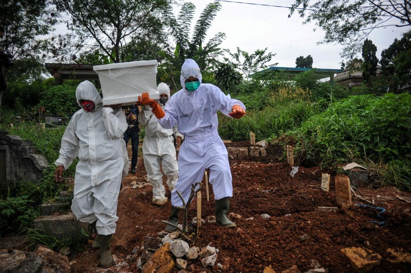 Làn sóng dịch do chủng đột biến Delta gây ra đang càn quét Indonesia khiến số người nhiễm đã vượt mốc 2 triệu, mỗi ngày có thêm hơn 10 ngàn người mới nhiễm, mấy trăm người chết (Ảnh: Reuters).