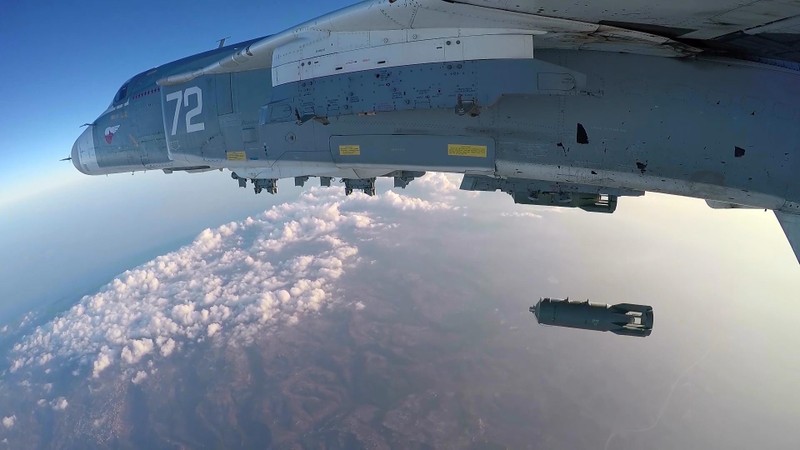 Máy bay Su-24M của Nga thả bom chặn đường di chuyển của chiếc HMS Defender (Ảnh: Đa Chiều). Máy bay Su-24M của Nga thả bom chặn đường di chuyển của chiếc HMS Defender (Ảnh: Đa Chiều).