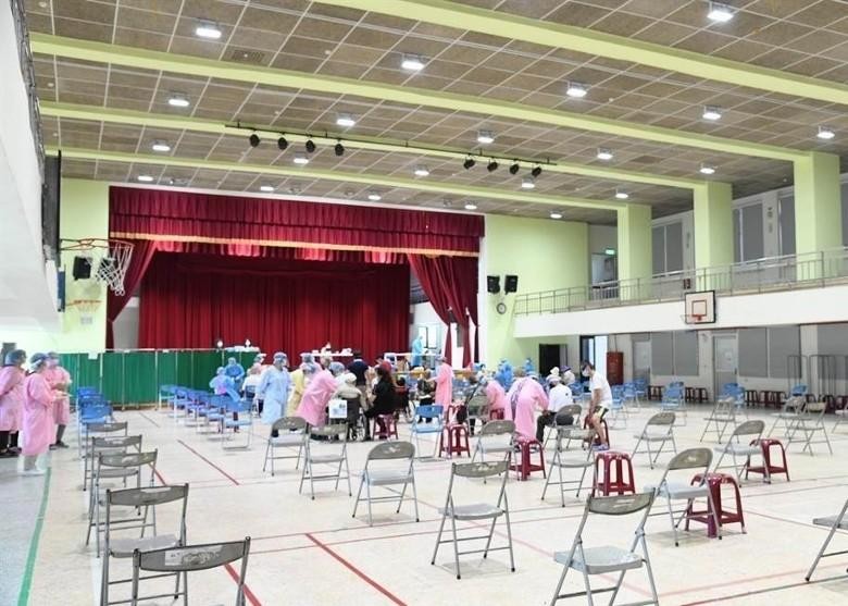 Nhiều người cao tuổi tử vong sau khi tiêm vaccine khiến nhiều người Đài Loan nảy sinh tâm lý e ngại (Ảnh: Đông Phương).