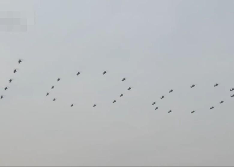 Các trực thăng Z-8 xếp thành số 100 tượng trưng 100 năm thành lập Đảng Cộng sản Trung Quốc (Ảnh: Dwnews).