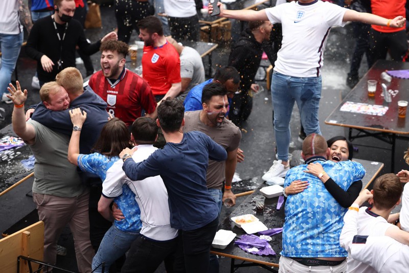 Các hoạt động của người hâm mộ bên ngoài sân cỏ cũng làm gia tăng nguy cơ lây nhiễm SARS-CoV-2 (Ảnh: Reuters). Các hoạt động của người hâm mộ bên ngoài sân cỏ cũng làm gia tăng nguy cơ lây nhiễm SARS-CoV-2 (Ảnh: Reuters).