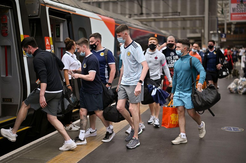 Những người hâm hộ di chuyển qua nhiều quốc gia cũng là nguyên nhân làm dịch lây lan (Ảnh: Reuters). Những người hâm hộ di chuyển qua nhiều quốc gia cũng là nguyên nhân làm dịch lây lan (Ảnh: Reuters).