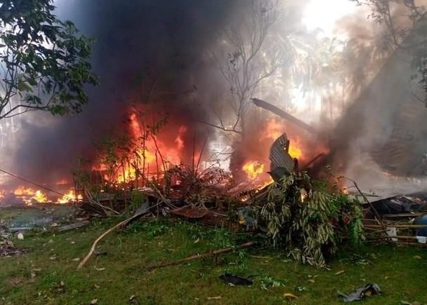 Chiếc C-130H bốc cháy dữ dội sau khi bị rơi (Ảnh: Đông Phương).