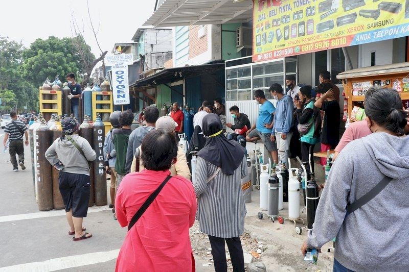 Dân chúng xếp hàng dài chờ mua oxy về nhà tự điều trị cho người thân (Ảnh: CNA). Dân chúng xếp hàng dài chờ mua oxy về nhà tự điều trị cho người thân (Ảnh: CNA).