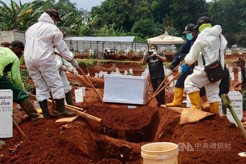 Số người tử vong do COVID-19 tại Indonesia đang tăng nhanh (Ảnh: CNA). Số người tử vong do COVID-19 tại Indonesia đang tăng nhanh (Ảnh: CNA).