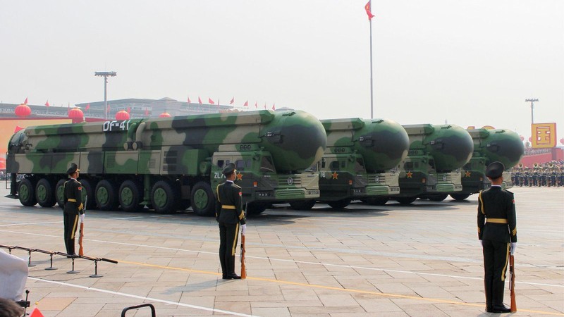 Đội hình tên lửa ICBM Dongfeng-41 tham gia diễu binh (Ảnh THX).