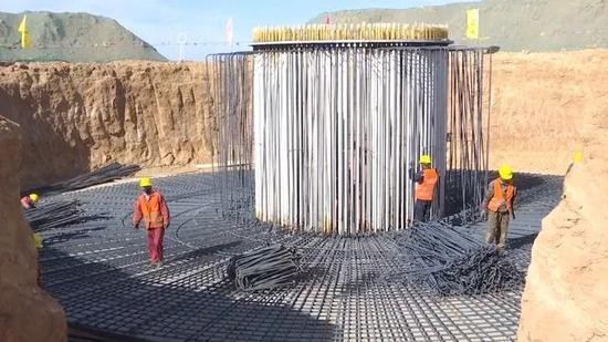 Một trụ điện gió đang được xây dựng (Ảnh: TTTK).