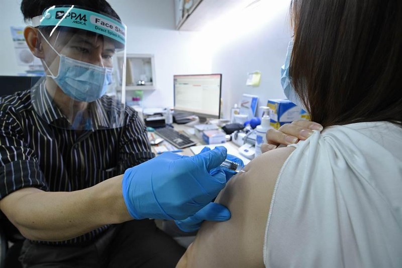 Bộ Y tế Singapore tuyên bố những người đã tiêm vaccine Sinovac của Trung Quốc không được tính vào số người đã tiêm ngừa COVID-19 (Ảnh: THX).