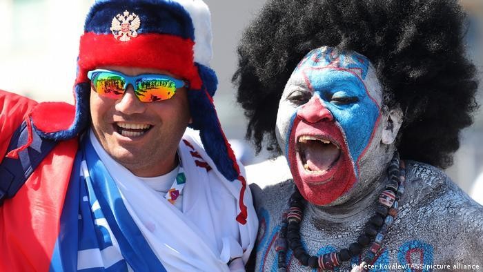 Người hâm mộ Nga trong khu vực dành cho người hâm mộ trong trận Nga-Phần Lan ở St.Petersburg (Ảnh: Deutsche Welle). Người hâm mộ Nga trong khu vực dành cho người hâm mộ trong trận Nga-Phần Lan ở St.Petersburg (Ảnh: Deutsche Welle).