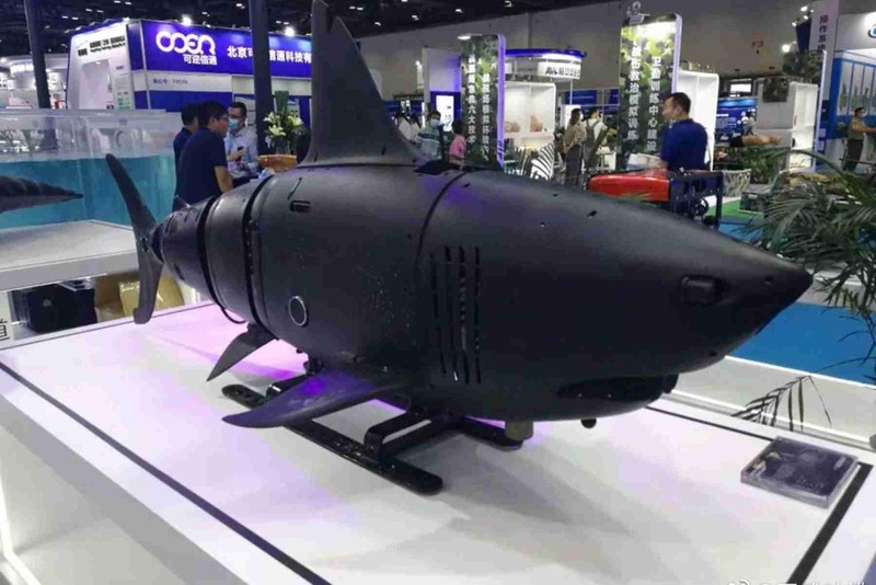 Cá mập robot phỏng sinh trưng bày tại triển lãm (Ảnh: Dwnews). Cá mập robot phỏng sinh trưng bày tại triển lãm (Ảnh: Dwnews).