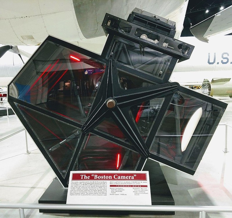 Máy ảnh Boston khổng lồ lắp trên máy bay RB-66D (Ảnh: wiki).