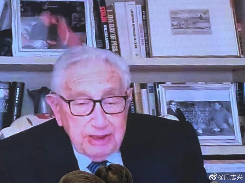 Ông Kissinger phát biểu về quan hệ Mỹ - Trung qua truyền hình hôm 9/7/2021 (Ảnh: Dwnews).