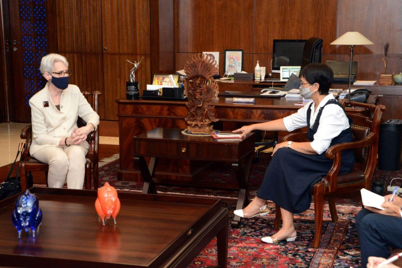 Bà Sherman gặp gỡ Ngoại trưởng Indonesia Retno Marsudi hôm 31/5 (Ảnh: Dwnews). Bà Sherman gặp gỡ Ngoại trưởng Indonesia Retno Marsudi hôm 31/5 (Ảnh: Dwnews).