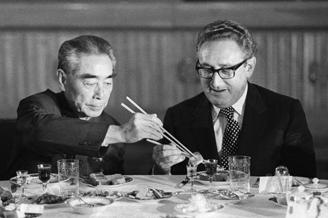 Ông Chu Ân Lai đãi tiệc Kissinger (Ảnh: jielishi).