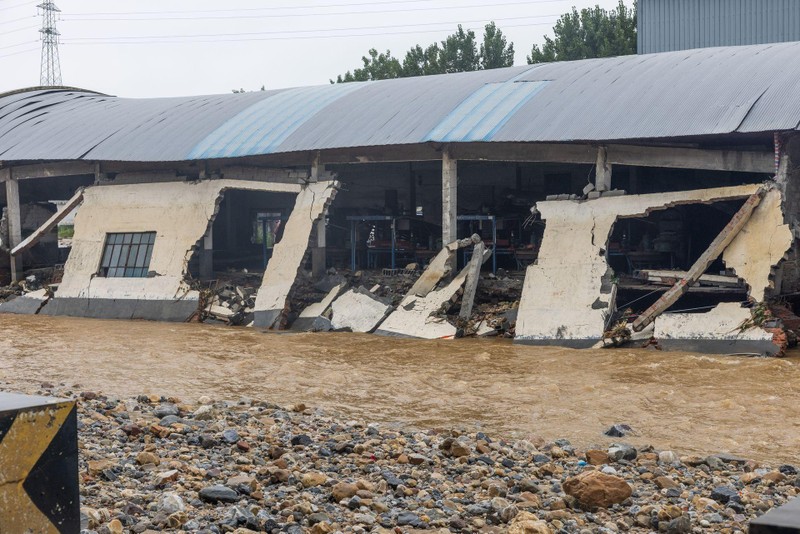 Nước lũ gây đổ sập hàng chục ngàn ngôi nhà (Ảnh: VCG). Nước lũ gây đổ sập hàng chục ngàn ngôi nhà (Ảnh: VCG).