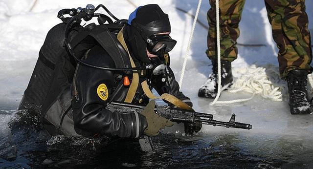 Người nhái khi huấn luyện được nối với người trên bờ bằng một sợi dây (Ảnh: sina).