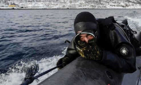 Huấn luyện cùng với tàu ngầm (Ảnh: toutiao).