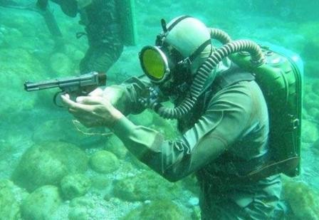 Tập bắn súng ngắn dưới nước (Ảnh: toutiao).