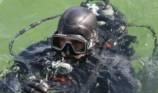 Người nhái chiến đấu mang thiết bị lặn (Ảnh: toutiao).